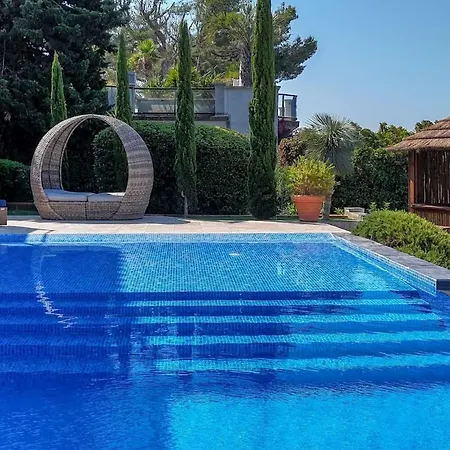 Location De Sur Piscine Et Jardin Vue Panoramique