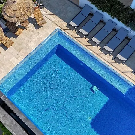 Location De Sur Piscine Et Jardin Vue Panoramique
